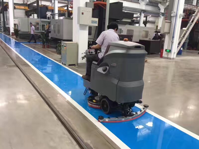 大型駕駛式洗地機(jī)如何操作？