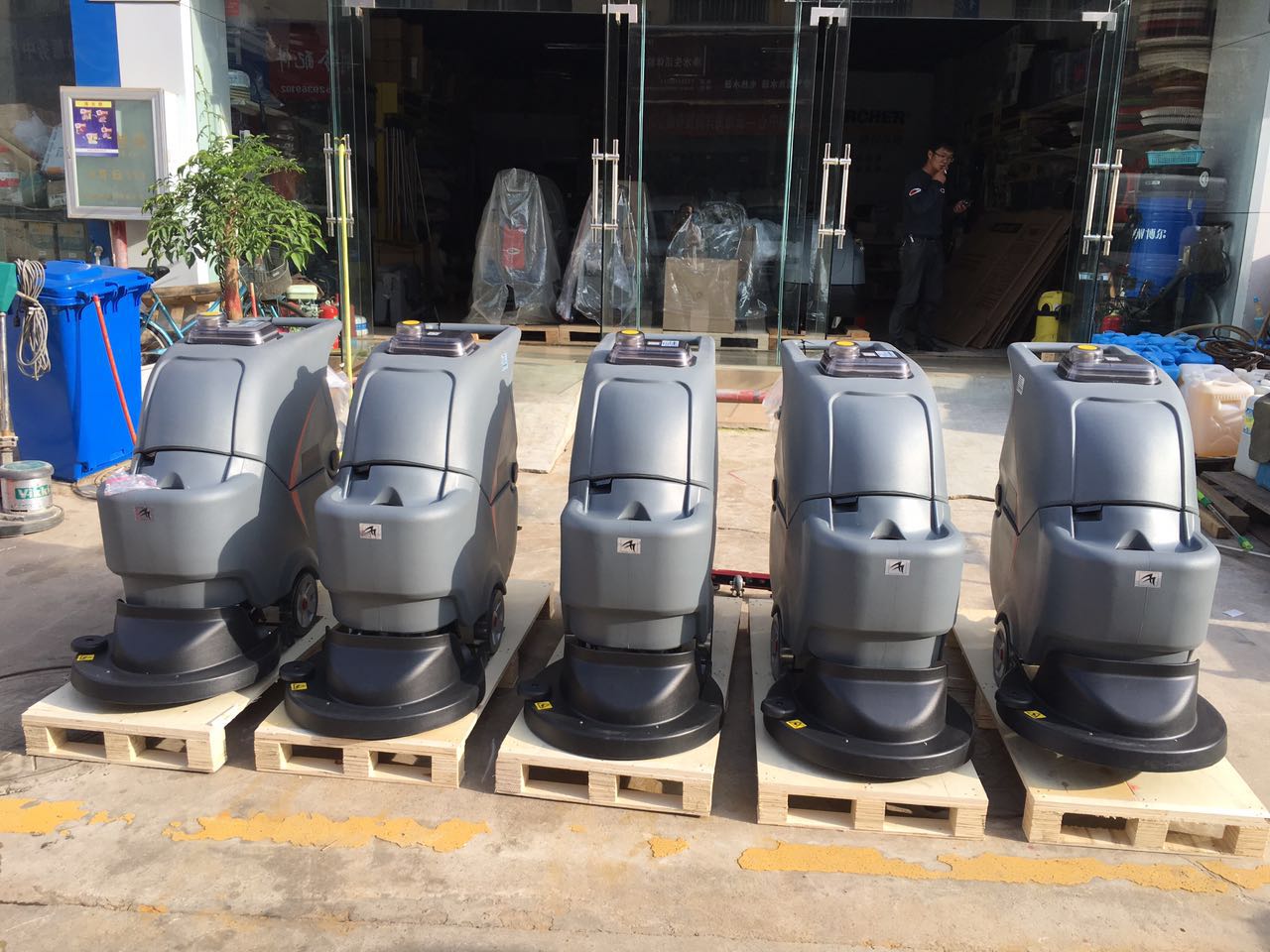 如何來(lái)選擇駕駛式洗地機(jī)和手推式洗地機(jī)，這兩種哪個(gè)更實(shí)用？