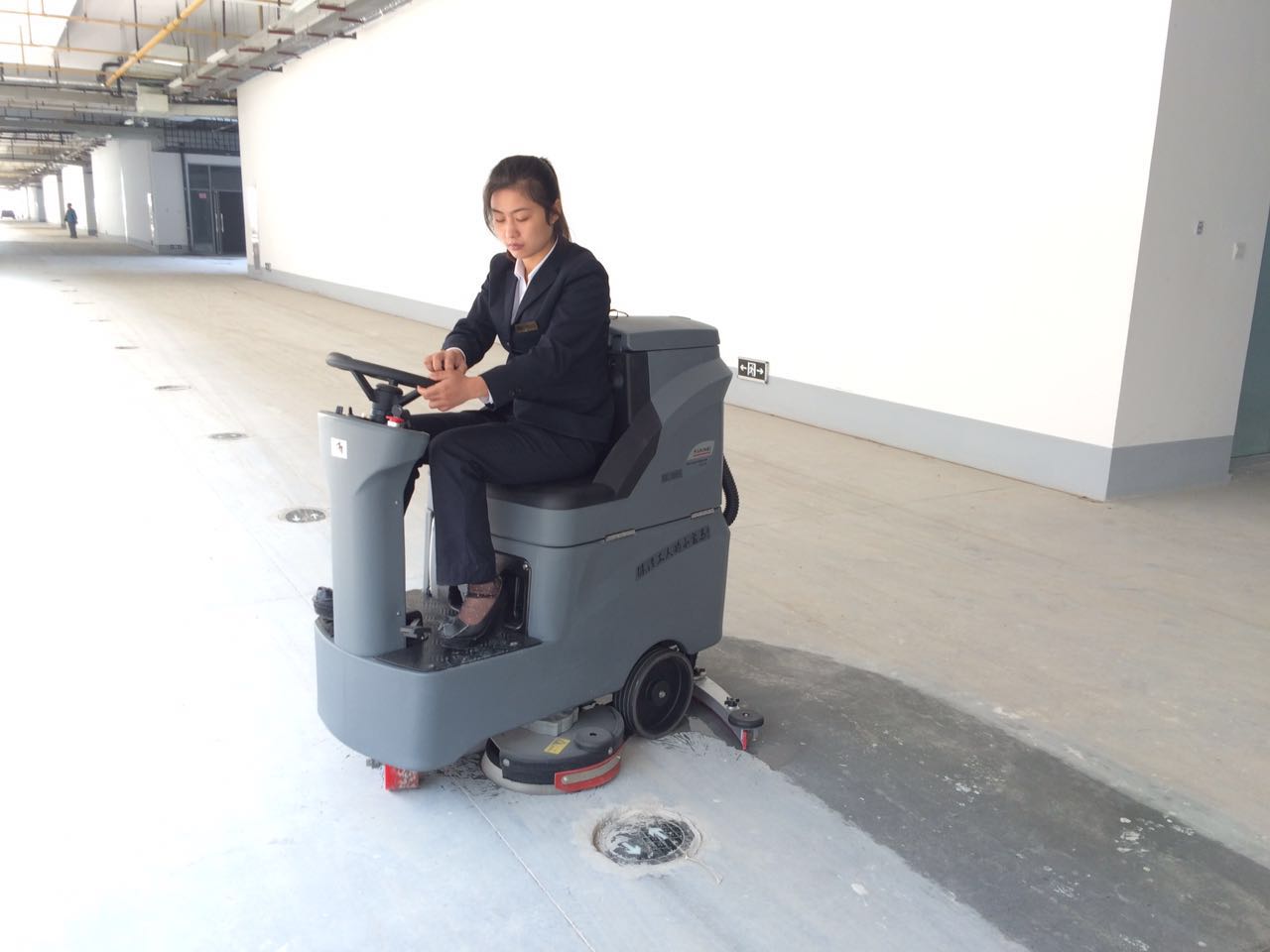 工廠(chǎng)采購(gòu)洗地機(jī)需要知道哪些問(wèn)題