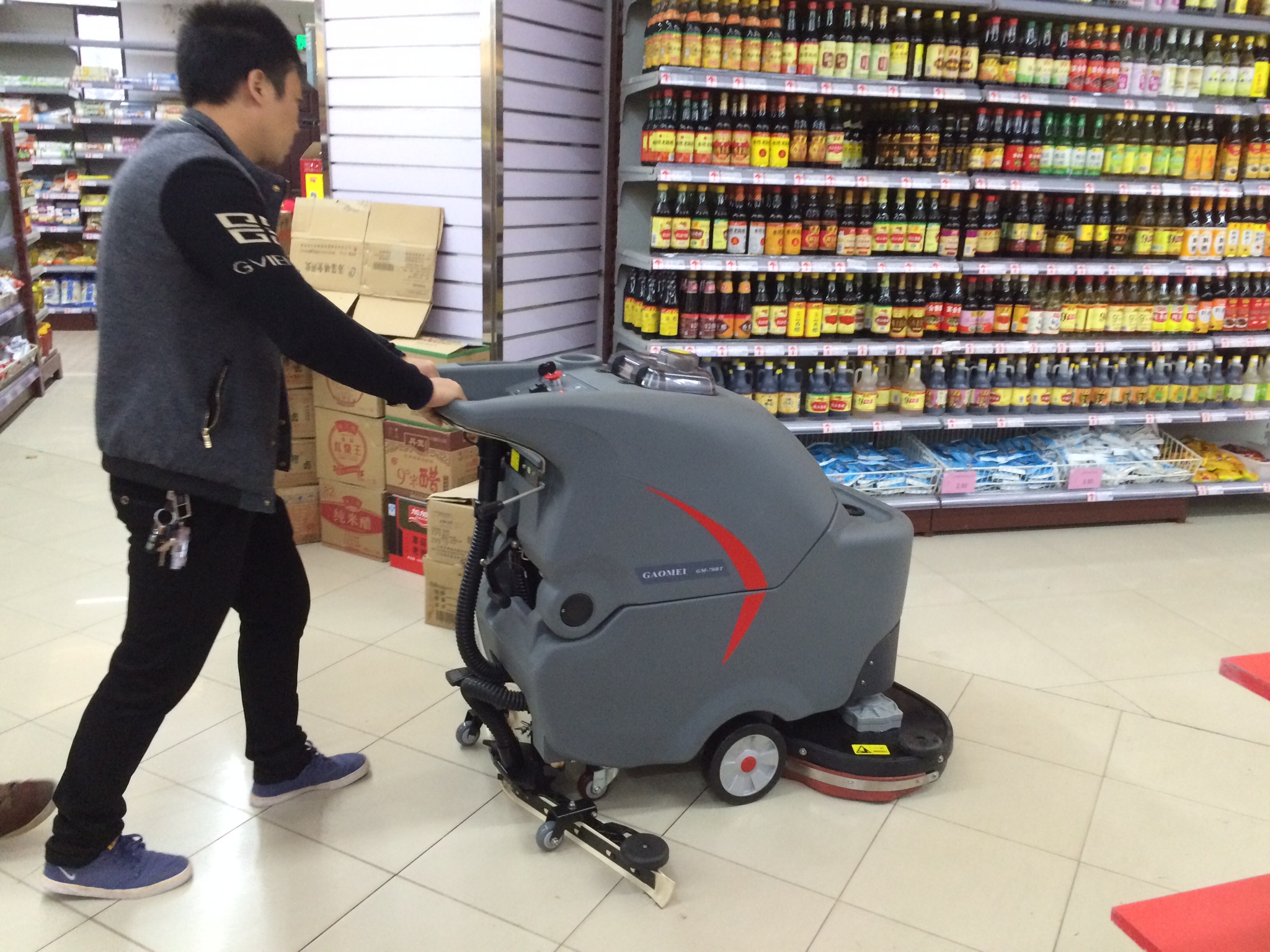 酒店，商場，超市該如何選擇手推式洗地機？