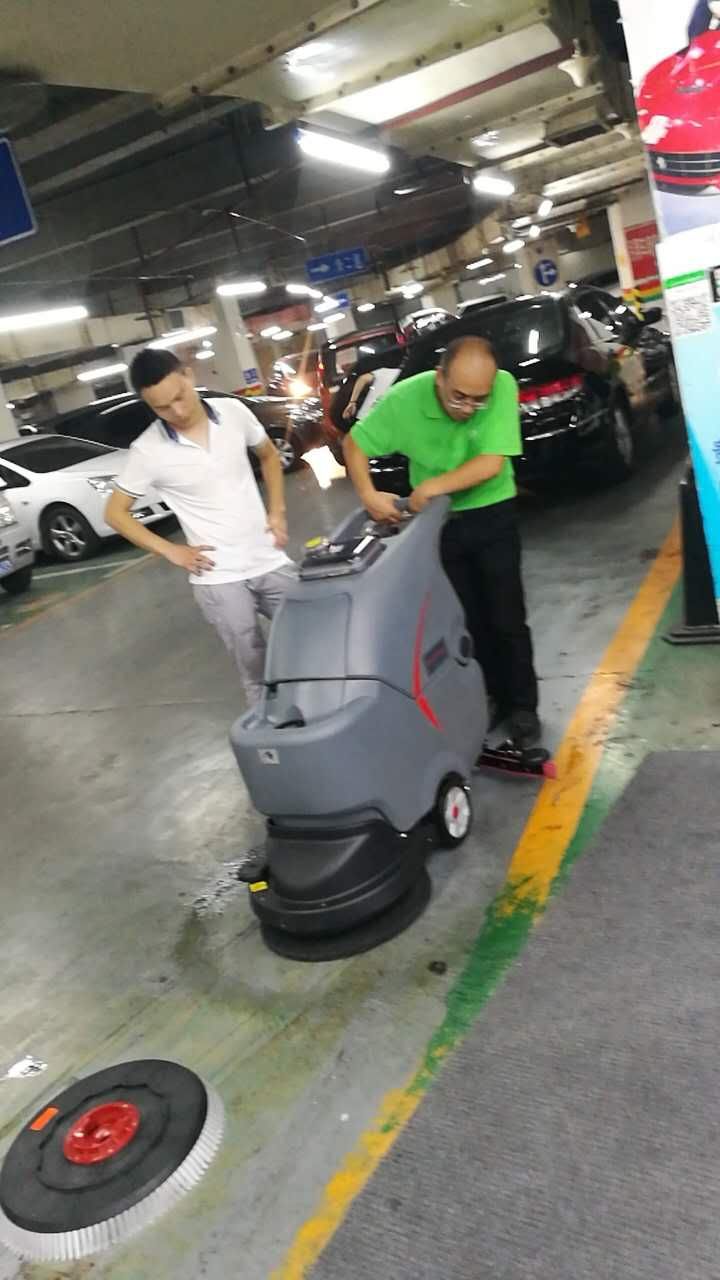工廠車間環(huán)氧地面不好清洗怎么辦？洗地機(jī)是個好幫手