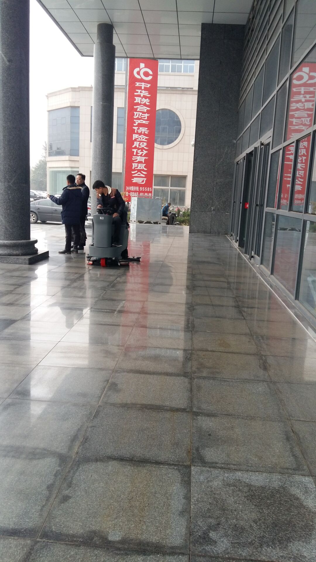 駕駛式洗地機充滿電能用多長時間？真的沒那么簡單