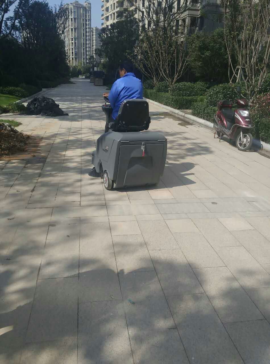 駕駛式掃地機(jī)有哪些優(yōu)勢(shì)？駕駛式掃地機(jī)使用有哪些技巧？