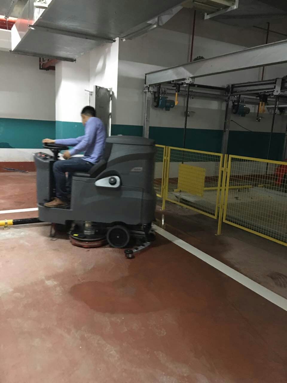 駕駛式洗地機(jī)出現(xiàn)故障有哪些原因，駕駛式洗地機(jī)該如何保養(yǎng)？