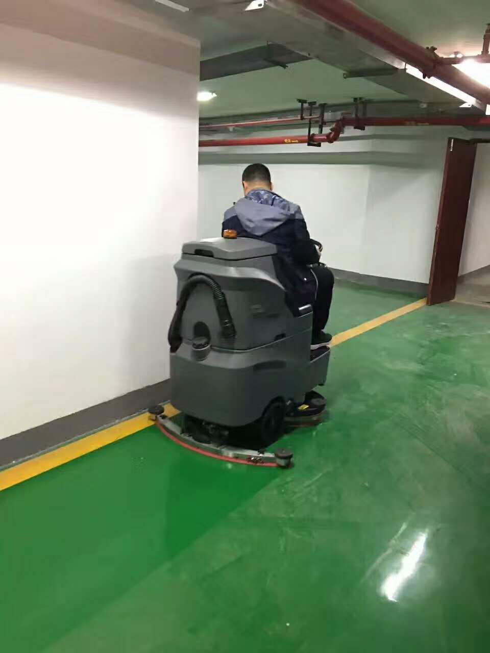 生產(chǎn)車間如何選擇駕駛式洗地機(jī)廠家？到底誰家更值得信賴