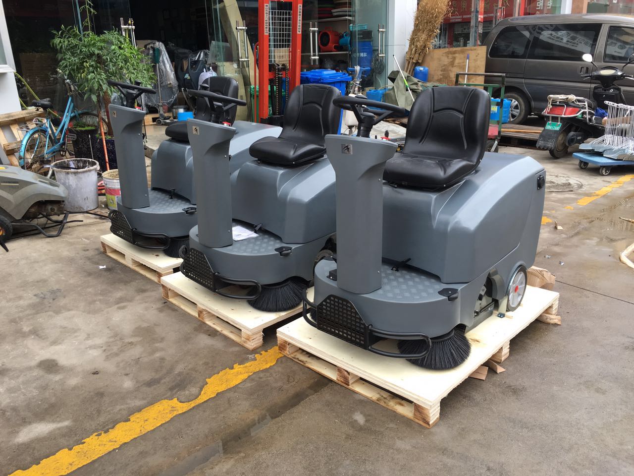 駕駛式掃地機有哪些優(yōu)勢？駕駛式掃地機使用有哪些技巧？