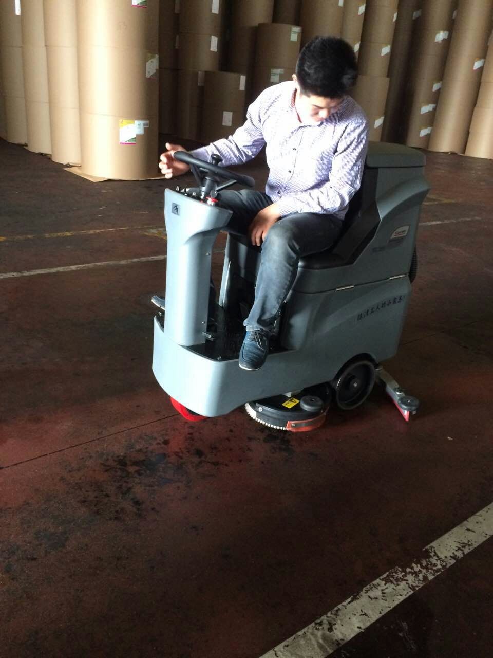 工廠選擇什么價格的全自動洗地機比較好？