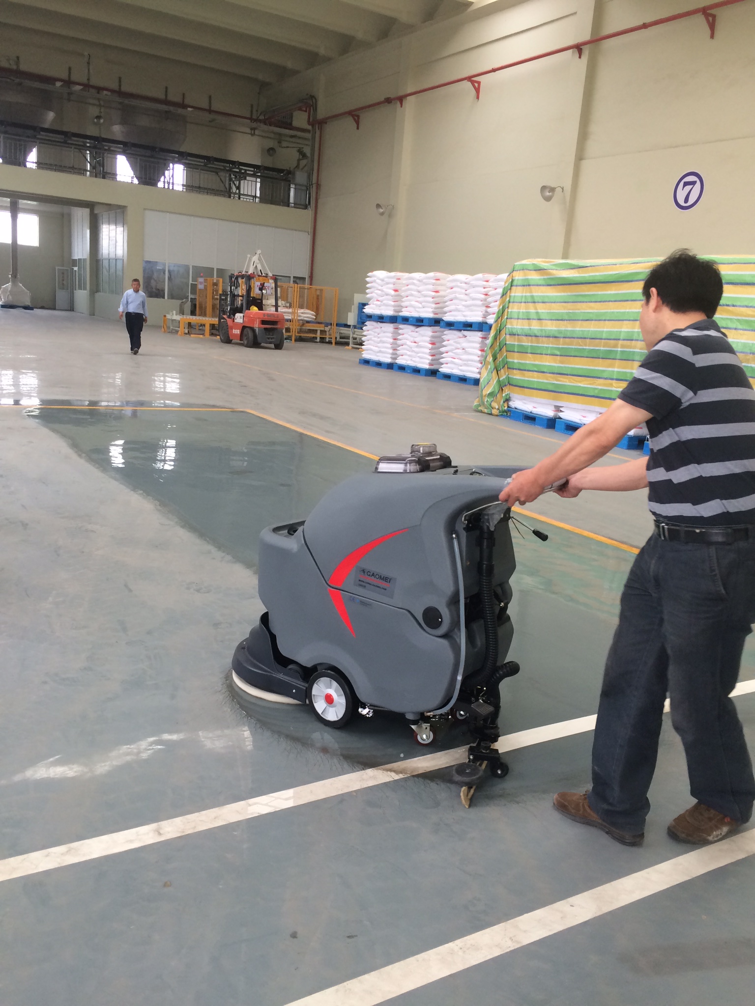 同樣是國產(chǎn)手推式洗地機價格差別怎么會這么大呢？