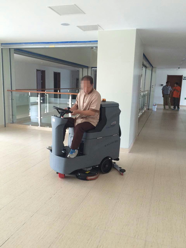 買了駕駛式洗地機不能光用，還得會保養(yǎng)會維修