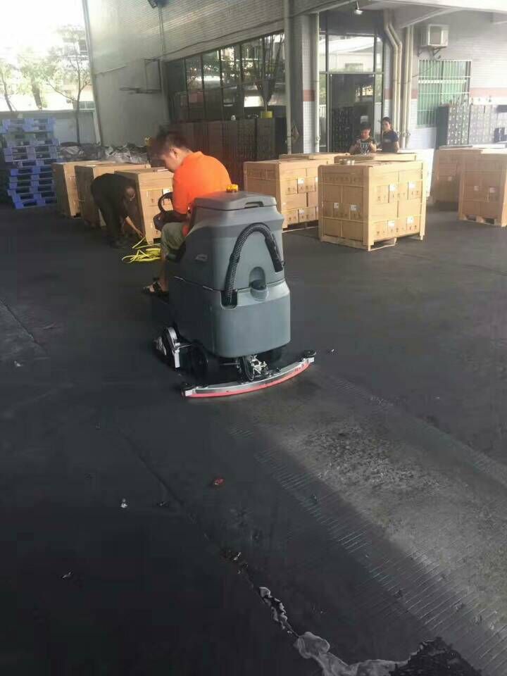 駕駛式全自動洗地機，保潔行業(yè)的神器！