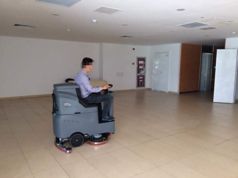 駕駛式洗地機在環(huán)境清潔中的獨具優(yōu)勢在哪里？