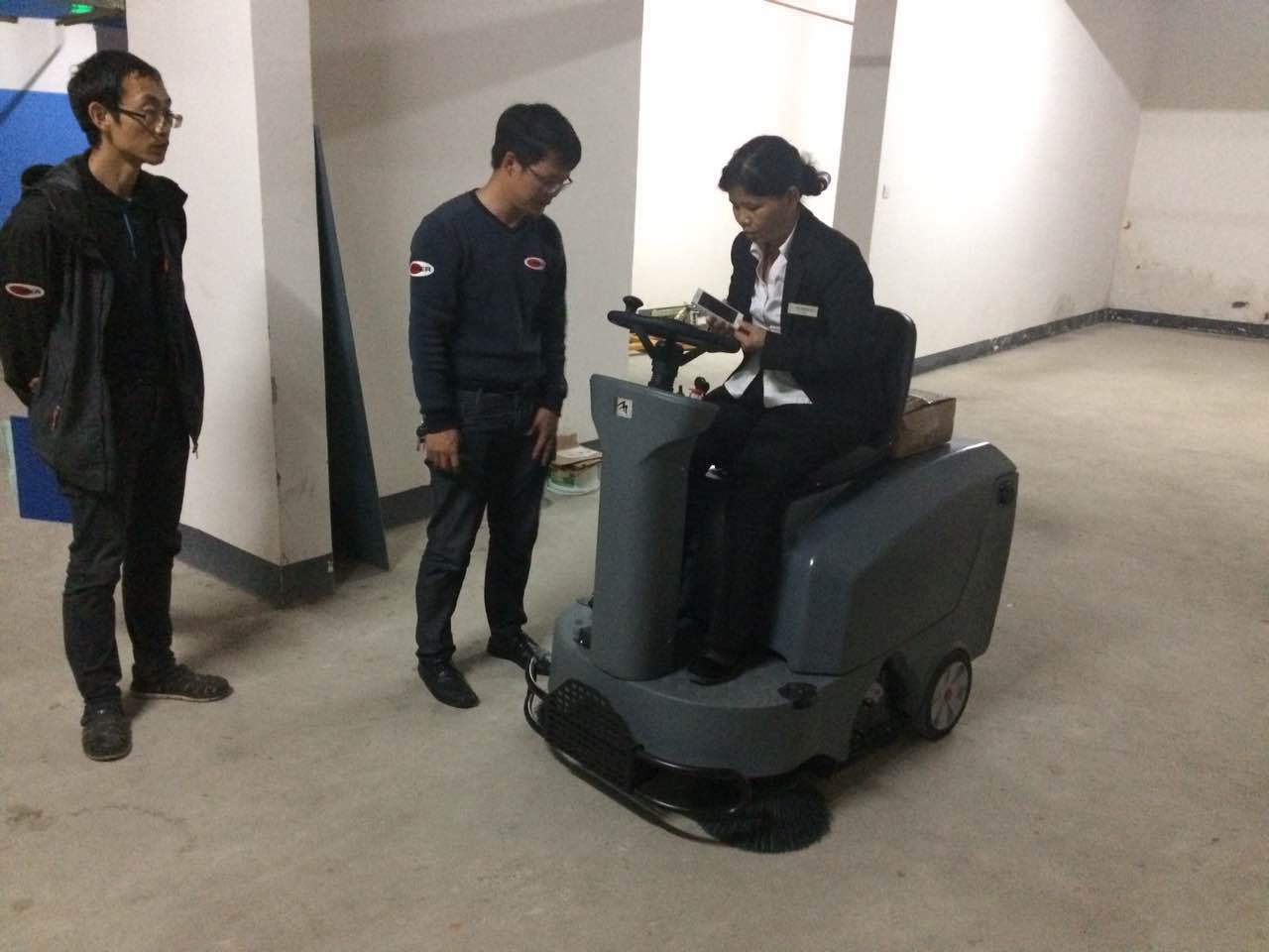 駕駛式掃地機有哪些優(yōu)勢？駕駛式掃地機使用有哪些技巧？