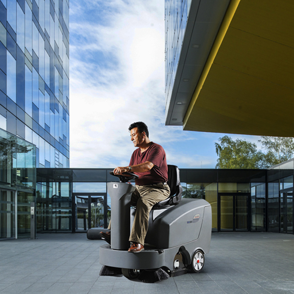 駕駛式掃地機(jī)在清掃地面時(shí)應(yīng)該要注意的三大問(wèn)題！